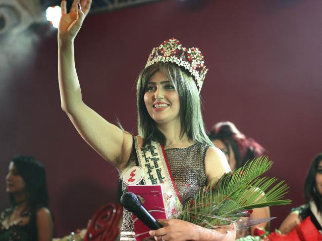 Follow the tradition of beauty competition | सौंदर्य स्पर्धेतही परंपरेचे पालन