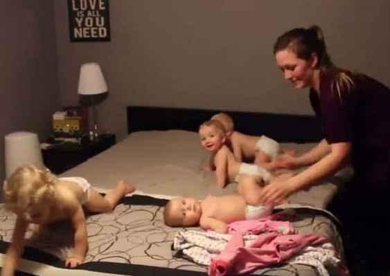 Supermom to manage four children | चार मुलांचा सांभाळ करणारी सुपरमॉम Supermom to manage four children | चार मुलांचा सांभाळ करणारी सुपरमॉम