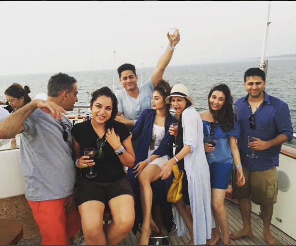 Ohh Mouni Roy, Boyfriend with Mohit intimate social media became viral PHOTO? | Ohh मौनी रॉय बॉयफ्रेंड मोहितसह झाली इंटिमेट सोशलमीडियावर व्हायरल झाले PHOTO?
