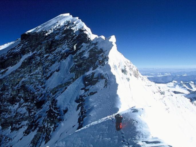 For the first time in two years, Mount Everest, the exotic mountain range | ​दोन वर्षांत प्रथमच विदेशी पर्वतवीर एव्हरेस्टवर