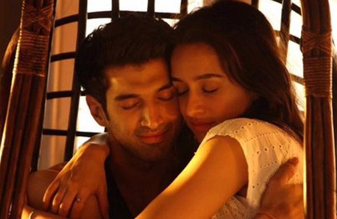 Again, 'Aashiqui 2' magic; Shraddha Kapoor-Aditya Roy Kapoor gave a treat to fans! | पुन्हा एकदा ‘आशिकी २’ मॅजिक ; श्रद्धा कपूर-आदित्य रॉय कपूरने चाहत्यांना दिली ट्रीट! Again, 'Aashiqui 2' magic; Shraddha Kapoor-Aditya Roy Kapoor gave a treat to fans! | पुन्हा एकदा ‘आशिकी २’ मॅजिक ; श्रद्धा कपूर-आदित्य रॉय कपूरने चाहत्यांना दिली ट्रीट!