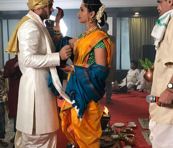 Well, this style has been done by the actress Mugdha to get married. Is this the dream to get married? | ​चक्क या स्टाइलने केले अभिनेत्री मुग्धाने लग्न?याच पद्धतीने लग्न करण्याचे होते स्पप्न?जाणून घ्या या हटके लग्नाविषयी
