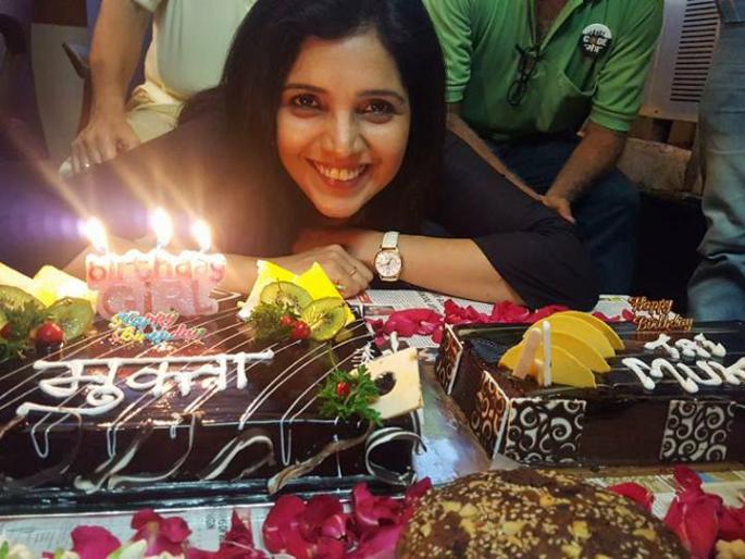 Mukta Barve's birthday celebrated by the Mantra team | ​कोड मंत्रच्या टीमने साजरा केला मुक्ता बर्वेचा वाढदिवस