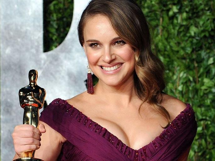 OSCARS 2017: Natalie Portman absent due to pregnancy! | OSCARS 2017 : प्रेग्नंट असल्यामुळे नटाईली पोर्टमन राहणार अनुपस्थित ! OSCARS 2017: Natalie Portman absent due to pregnancy! | OSCARS 2017 : प्रेग्नंट असल्यामुळे नटाईली पोर्टमन राहणार अनुपस्थित !