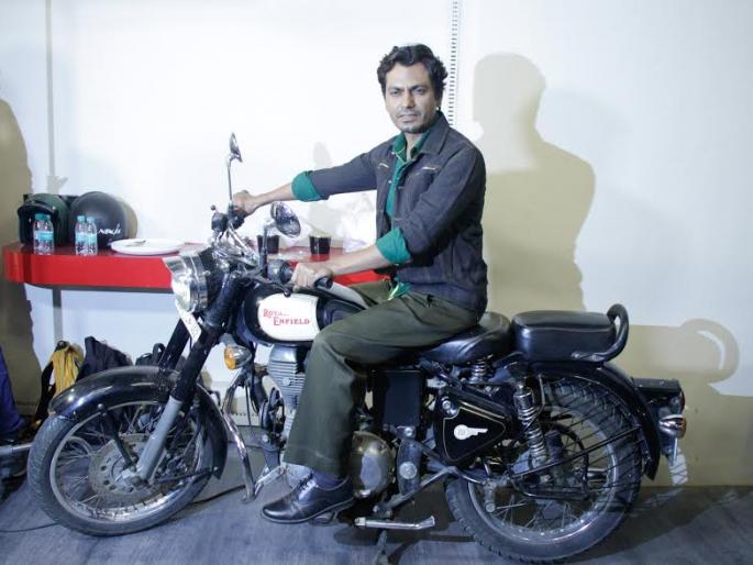 Nawazuddin Siddiqui stormed the poster of Babumoshai gunabaj! | ‘बाबूमोशाय बंदूकबाझ’च्या पोस्टर शूटिंगप्रसंगी नवाजुद्दीन सिद्दिकीचा जलवा! Nawazuddin Siddiqui stormed the poster of Babumoshai gunabaj! | ‘बाबूमोशाय बंदूकबाझ’च्या पोस्टर शूटिंगप्रसंगी नवाजुद्दीन सिद्दिकीचा जलवा!