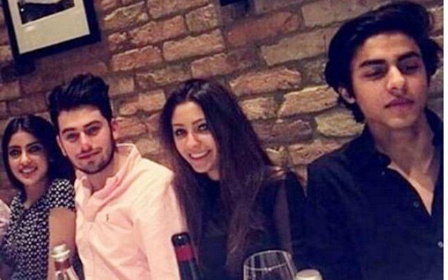 Big bindi grandson and Shahrukh Khan's new photo | बिग बींची नात आणि शाहरुखच्या लेकाचा नवा फोटो