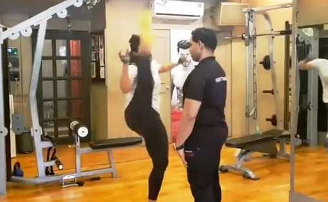 Tiger Shroff's action is forgotten by watching this actress's kick, see video! | या अभिनेत्रीची किक बघून टायगर श्रॉफची अॅक्शन विसरून जाल, पाहा व्हिडीओ! Tiger Shroff's action is forgotten by watching this actress's kick, see video! | या अभिनेत्रीची किक बघून टायगर श्रॉफची अॅक्शन विसरून जाल, पाहा व्हिडीओ!
