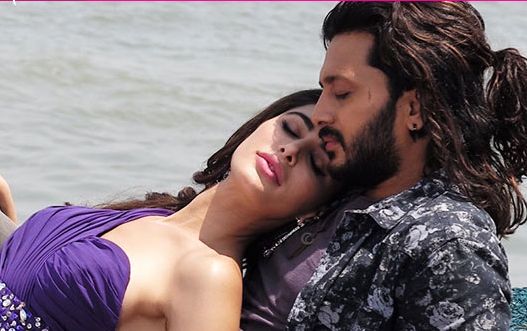 Look: 'Banjo' s second song 'Udon touched ...' | पाहा : ‘बॅन्जो’चे दुसरे गाणे ‘उडन छू...’ Look: 'Banjo' s second song 'Udon touched ...' | पाहा : ‘बॅन्जो’चे दुसरे गाणे ‘उडन छू...’