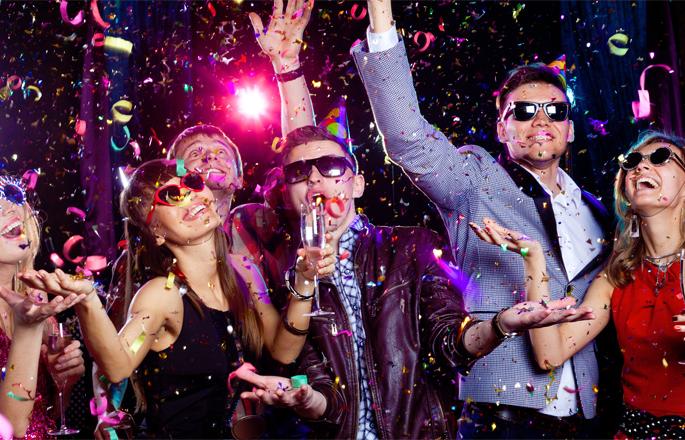 Look at the new year's party stylish! | नववर्षाच्या पार्टीत असे दिसा स्टायलिश !