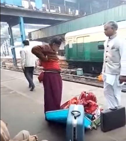 Due to Swami Omachi's begging situation | स्वामी ओमची झाली भिकाºयांसारखी दशा