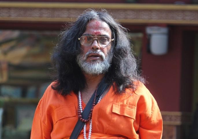 Big Boss: The road out to OM Swamy is shown | बिग बॉस : ओम स्वामींना दाखवण्यात आला बाहेरचा रस्ता Big Boss: The road out to OM Swamy is shown | बिग बॉस : ओम स्वामींना दाखवण्यात आला बाहेरचा रस्ता
