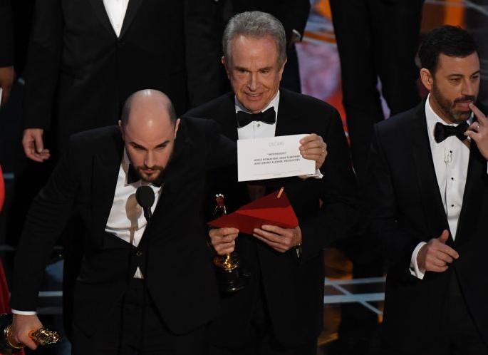 OSCARS 2017: Messing in Oscars Awards; Social media jokes come in! | OSCARS 2017: आॅस्कर पुरस्कारांमध्ये गोंधळ; सोशल मीडिया जोक्सला आले उधाण! OSCARS 2017: Messing in Oscars Awards; Social media jokes come in! | OSCARS 2017: आॅस्कर पुरस्कारांमध्ये गोंधळ; सोशल मीडिया जोक्सला आले उधाण!