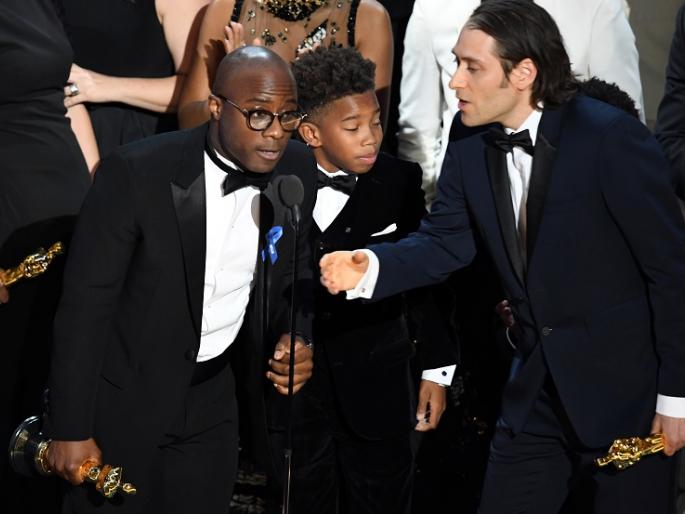 OSCARS 2017: Best Film for 'Moonlight'; LA LA LAND 'has won 6 awards | OSCARS 2017: ‘मूनलाईट’ ठरला सर्वोत्कृष्ट चित्रपट; ‘ला ला लँड’ने मारली ६ पुरस्कारांवर बाजी OSCARS 2017: Best Film for 'Moonlight'; LA LA LAND 'has won 6 awards | OSCARS 2017: ‘मूनलाईट’ ठरला सर्वोत्कृष्ट चित्रपट; ‘ला ला लँड’ने मारली ६ पुरस्कारांवर बाजी