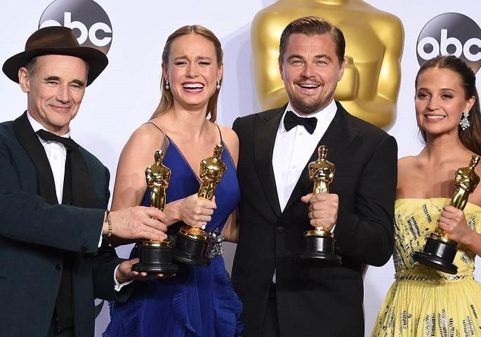 Oscars 2017: Leonardo DiCaprio, a Celebrity Award Oscar ... | Oscars 2017: लिओनार्दो डिकॅप्रिओसह हे सिलेब्रिटी देणार आॅस्कर पुरस्कार... Oscars 2017: Leonardo DiCaprio, a Celebrity Award Oscar ... | Oscars 2017: लिओनार्दो डिकॅप्रिओसह हे सिलेब्रिटी देणार आॅस्कर पुरस्कार...