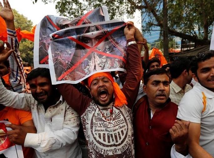 Tension against the country against 'Padmavat'! Opponent aggressive; But show house !! | ‘पद्मावत’ विरोधात देशभर तणाव! विरोधक आक्रमक ; पण शो हाऊसफुल!! Tension against the country against 'Padmavat'! Opponent aggressive; But show house !! | ‘पद्मावत’ विरोधात देशभर तणाव! विरोधक आक्रमक ; पण शो हाऊसफुल!!