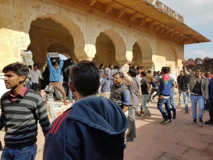 Wrong reference to 'Padmavati' | ‘पद्मावती’मध्ये चुकीचे संदर्भ : सेटवर करणी सेनेने घातला धिंगाणा Wrong reference to 'Padmavati' | ‘पद्मावती’मध्ये चुकीचे संदर्भ : सेटवर करणी सेनेने घातला धिंगाणा