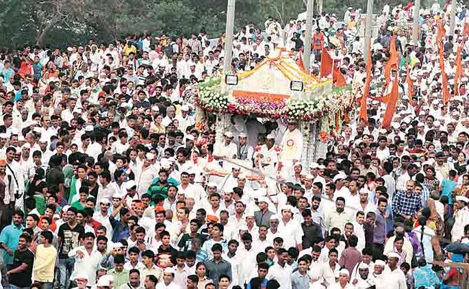 Artists walk on the padyayas to follow the thoughts of saints | कलाकारांनी पडदयावर वाहिली संत विचारांची पालखी Artists walk on the padyayas to follow the thoughts of saints | कलाकारांनी पडदयावर वाहिली संत विचारांची पालखी