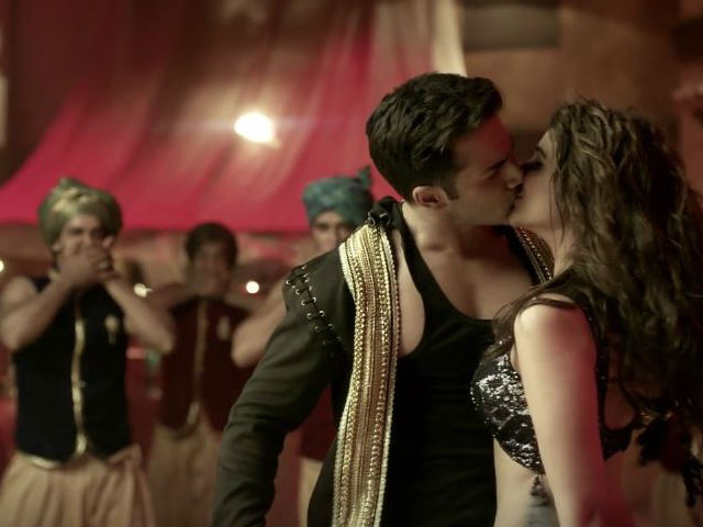 What's the idea of 'Kiss' Varun during song in Dhishau | ढिशूममधील गाण्यादरम्यान ‘किस’ची आयडिया वरुणची What's the idea of 'Kiss' Varun during song in Dhishau | ढिशूममधील गाण्यादरम्यान ‘किस’ची आयडिया वरुणची