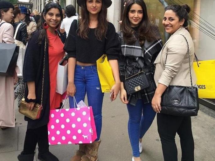 Parrangati with gang bang in London | लंडनमध्ये गर्लगँगसोबत परिणीती Parrangati with gang bang in London | लंडनमध्ये गर्लगँगसोबत परिणीती