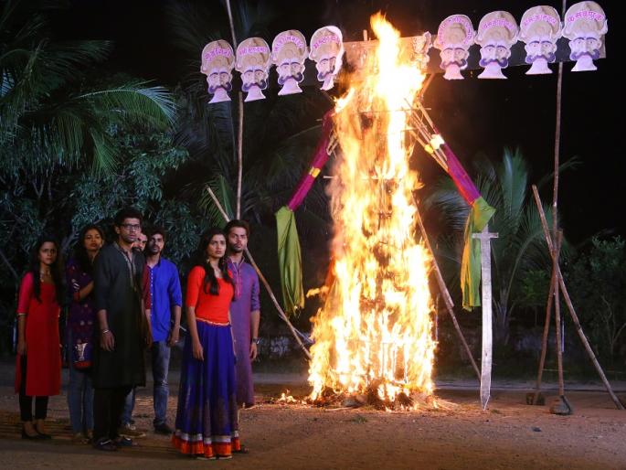 Ravana combustion of bad tendencies in butterfly | फुलपाखरूमध्ये वाईट प्रवृत्तींचे रावण दहन