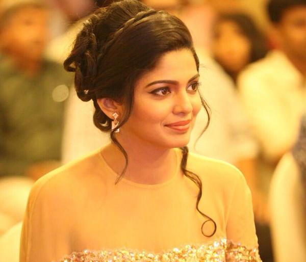 Pooja Glamor Look | पूजाचा ग्लॅमर लूक