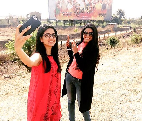 Selfie With Poster | सेल्फी विथ पोस्टर Selfie With Poster | सेल्फी विथ पोस्टर