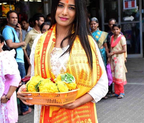 Poonam Pandey's vision of Siddhi Vinayak | पूनम पांडेनी घेतले सिद्धिविनायकाचे दर्शन!! Poonam Pandey's vision of Siddhi Vinayak | पूनम पांडेनी घेतले सिद्धिविनायकाचे दर्शन!!