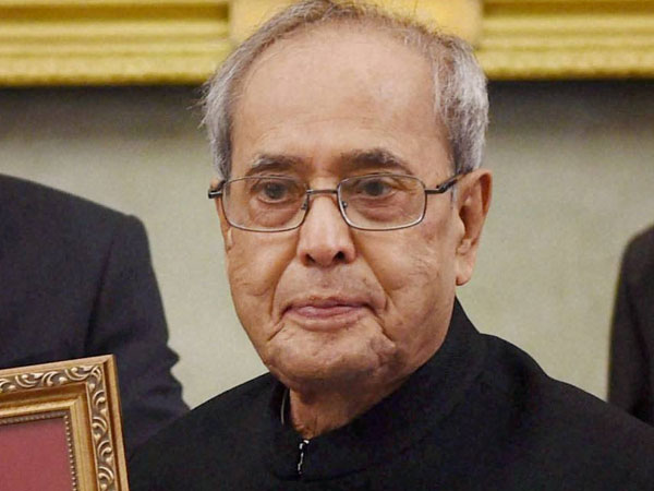 President of Pranab Mukherjee's eyes tears of 'this' biopic! | ‘हा’ बायोपिक बघून राष्ट्रपती प्रणव मुखर्जींच्या डोळ्यात तरळले अश्रू! President of Pranab Mukherjee's eyes tears of 'this' biopic! | ‘हा’ बायोपिक बघून राष्ट्रपती प्रणव मुखर्जींच्या डोळ्यात तरळले अश्रू!