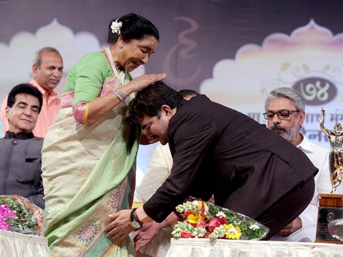 Damenna blesses Ashaji | दामलेंना आशाजींचा आशीर्वाद