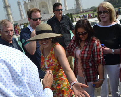 Wow Taj !! Pratiti took with her husband the 'Taj' philosophy | ​वाह ताज!! प्रीतिने पतीसोबत घेतले ‘ताज’ चे दर्शन