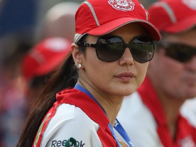Farah's web series blown up in the night of Preity Zinta | फरहानच्या वेब सीरिजने उडवली प्रिती झिंटाची रात्रीची झोप! Farah's web series blown up in the night of Preity Zinta | फरहानच्या वेब सीरिजने उडवली प्रिती झिंटाची रात्रीची झोप!