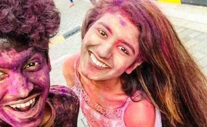 Priya Prakash plays with Holi colors; Video Viral! | आॅनस्क्रीन बॉयफ्रेंडसोबत होळीच्या रंगात रंगली प्रिया प्रकाश; व्हिडीओ व्हायरल! Priya Prakash plays with Holi colors; Video Viral! | आॅनस्क्रीन बॉयफ्रेंडसोबत होळीच्या रंगात रंगली प्रिया प्रकाश; व्हिडीओ व्हायरल!