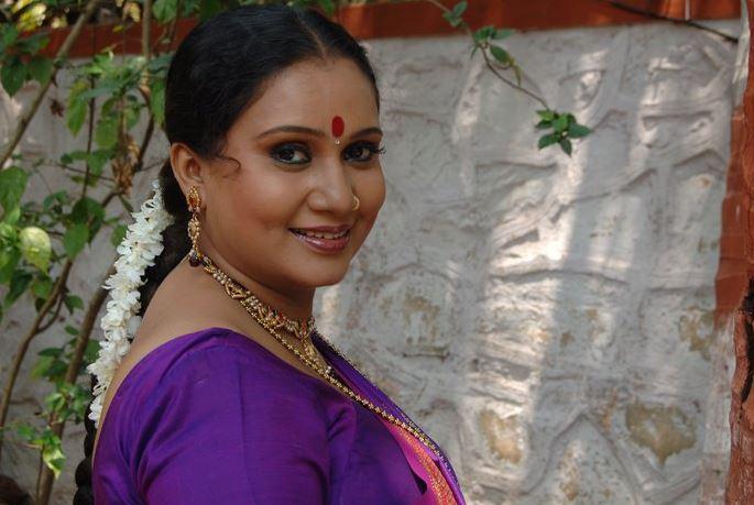 She taught Priya Barde to a molestant | प्रिया बेर्डेचा विनयभंग करणाऱ्याला तिने शिकवली अद्दल