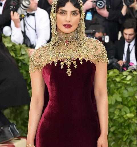 MET GALA 2018: Priyanka Chopra's Catholic Look at the Red Carpet, see the photo! | MET GALA 2018 : रेड कार्पेटवरील प्रियांका चोप्राचा कॅथोलिक लूक चर्चेत, पाहा फोटो!