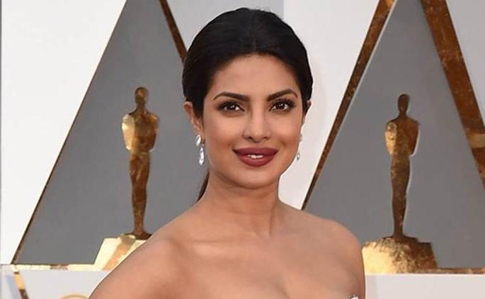 Priyanka decided to release Hollywood movie !! | प्रियांकाने हॉलिवूड चित्रपट सोडण्याचा घेतला निर्णय !! Priyanka decided to release Hollywood movie !! | प्रियांकाने हॉलिवूड चित्रपट सोडण्याचा घेतला निर्णय !!
