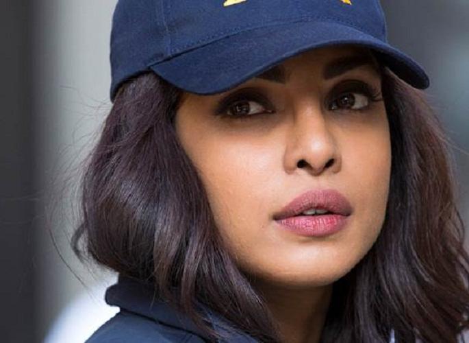 Priyanka Chopra's 'Scarf' 'Hungama'! | ​प्रियांका चोप्राच्या ‘स्कार्फ’वरून झाला ‘हंगामा’!!