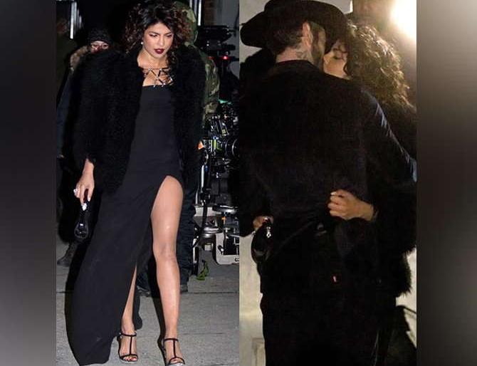 OMG: Priyanka Chopra, photo viral! | OMG : भररस्त्यात ‘या’ व्यक्तीला किस करताना दिसली प्रियंका चोपडा, फोटो व्हायरल! OMG: Priyanka Chopra, photo viral! | OMG : भररस्त्यात ‘या’ व्यक्तीला किस करताना दिसली प्रियंका चोपडा, फोटो व्हायरल!