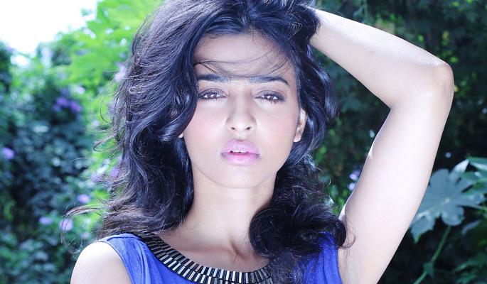 Take Radhika Aptechi's movie to bring the villages to your home | ​अंगावर शहारे आणण्यासाठी पहा राधिका आपटेची ही फिल्म