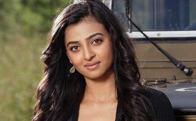 Radhika Apte quotes, some producers direct the body of the producer in south-west industry | ​राधिका आपटे सांगतेय, दाक्षिणात्य इंडस्ट्रीत काही निर्माते थेट करतात शरीरसुखाची मागणी
