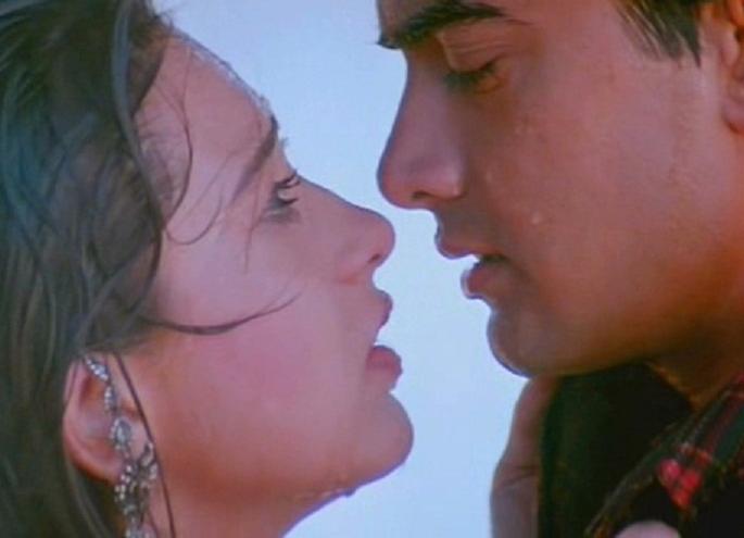 The story behind Aung Scene, which Aamir Khan said after 22 years! | आमिर खानने 22 वर्षानंतर सांगितली त्या ‘किसींग सीन’च्या पडद्यामागची कहाणी! The story behind Aung Scene, which Aamir Khan said after 22 years! | आमिर खानने 22 वर्षानंतर सांगितली त्या ‘किसींग सीन’च्या पडद्यामागची कहाणी!