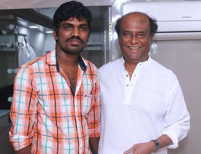 Read the steps of the temple, the gold coins sold by someone, and the stories of fans of Rajinikanth. | कोणी विकले सोने, तर कोणी गुडघ्यावर सर केल्या मंदिराच्या पायऱ्या, वाचा रजनीकांत यांच्या चाहत्यांचे किस्से!