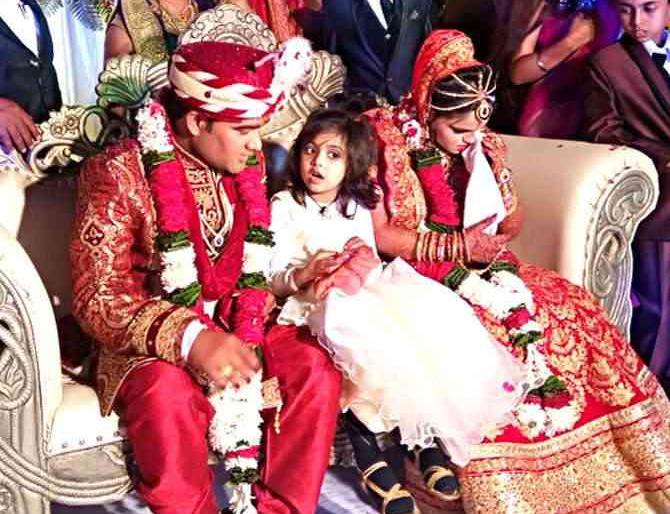 No celebrity, no big deal ... Bollywood actress has done her hometown in her father's hometown | ना कुणी सेलिब्रिटी, ना कोणता बडेजावपणा.... बॉलिवूडच्या या अभिनेत्यानं वडिलोपार्जित गावात केलं आपल्या लेकीचं लग्न No celebrity, no big deal ... Bollywood actress has done her hometown in her father's hometown | ना कुणी सेलिब्रिटी, ना कोणता बडेजावपणा.... बॉलिवूडच्या या अभिनेत्यानं वडिलोपार्जित गावात केलं आपल्या लेकीचं लग्न