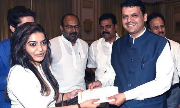 Rajshree's initiative for 'Jalakit Shivar' campaign | 'जलयुक्त शिवार' अभियानासाठी राजश्रीचा पुढाकार Rajshree's initiative for 'Jalakit Shivar' campaign | 'जलयुक्त शिवार' अभियानासाठी राजश्रीचा पुढाकार