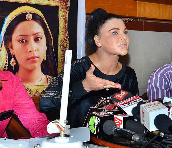 Rakhi Sawant reappears .... I say, Modi should ban the ceiling fan | राखी सावंत पुन्हा बरळली.... म्हणे,मोदींनी सिलींग फॅनवर बंदी आणावी Rakhi Sawant reappears .... I say, Modi should ban the ceiling fan | राखी सावंत पुन्हा बरळली.... म्हणे,मोदींनी सिलींग फॅनवर बंदी आणावी
