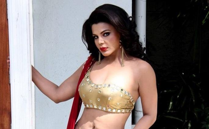 Rakhi Sawant who supports the 'Padmavati' threatens, 'If you do not do anything' | ‘पद्मावती’चे समर्थन करणाऱ्या राखी सावंतला धमकी, ‘तर... तुझं तोंड काळं करू’ Rakhi Sawant who supports the 'Padmavati' threatens, 'If you do not do anything' | ‘पद्मावती’चे समर्थन करणाऱ्या राखी सावंतला धमकी, ‘तर... तुझं तोंड काळं करू’