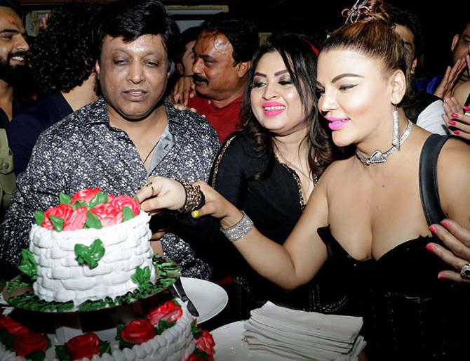 Rakhi Sawant reached such a bold dress in Mitra's Birthday party, see photo! | मित्राच्या बर्थ डे पार्टीत अशा बोल्ड ड्रेसमध्ये पोहोचली राखी सावंत, पाहा फोटो! Rakhi Sawant reached such a bold dress in Mitra's Birthday party, see photo! | मित्राच्या बर्थ डे पार्टीत अशा बोल्ड ड्रेसमध्ये पोहोचली राखी सावंत, पाहा फोटो!