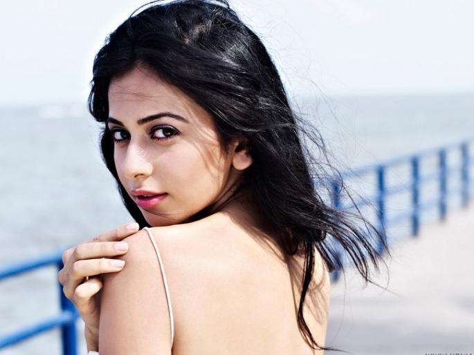 Rakul Preet Singh became a 'girlfriend' of Dhoni! | अन् धोनीची ‘गर्लफ्रेन्ड’ बनता बनता राहिली रकुल प्रीत सिंह!