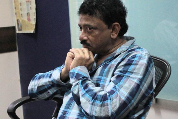 'Shohu Maro' scared Ramgopal Verma; Ask forgiveness | ​ ‘जूते मारो’च्या इशा-यांने रामगोपाल वर्मांना धडकी; मागितली माफी