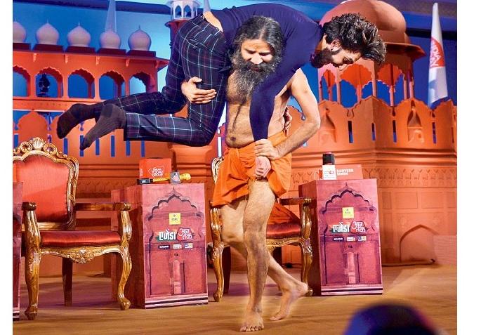 WATCH: When Baba Ramdev turns Ranveer Singh to 'Chaitapat' | WATCH : जेव्हा बाबा रामदेव रणवीर सिंगला करतात ‘चीतपट’ WATCH: When Baba Ramdev turns Ranveer Singh to 'Chaitapat' | WATCH : जेव्हा बाबा रामदेव रणवीर सिंगला करतात ‘चीतपट’