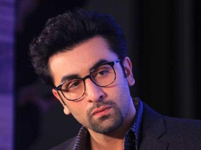 Ranbir Kapoor ran away from father Rishi Kapoor ... but why? | ​पापा ऋषी कपूरपासून दूर पळू लागलायं रणबीर कपूर... पण का?